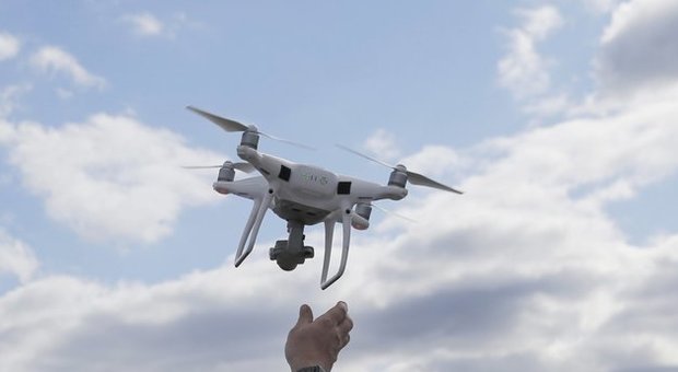 Un drone vola vicino al carcere, scatta il sequestro nel Casertano