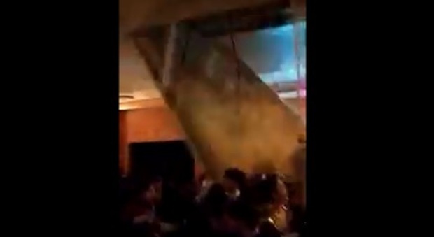 Bari, crolla il controsoffitto dell'hotel Excelsior durante il veglione di Capodanno: quattro feriti, uno è grave Video