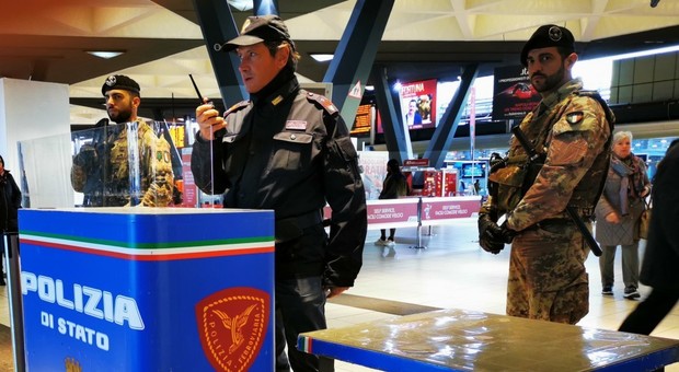 Napoli, coppia arrestata alla Stazione centrale mentre ruba una confezione di auricolari