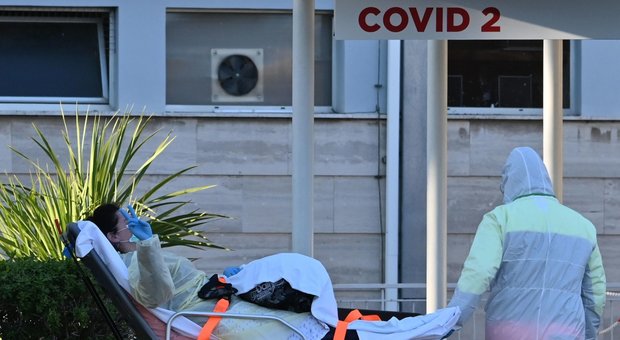 Coronavirus Napoli, per paura della pandemia partorisce in casa: mamma e bimbo stanno bene