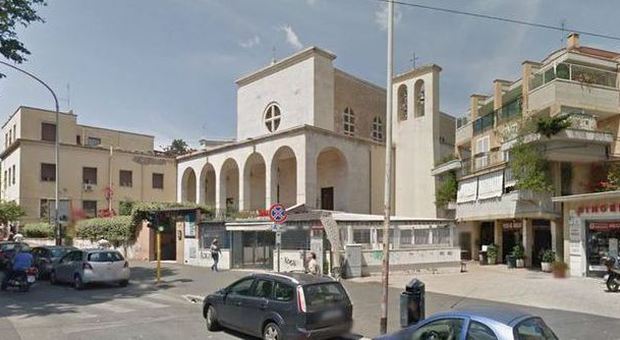 Roma, insulta fedeli e parroco durante la messa: arrestato