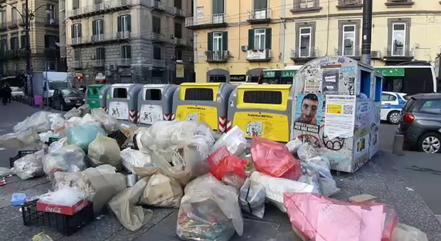 Napoli, rifiuti in strada in piazza Dante