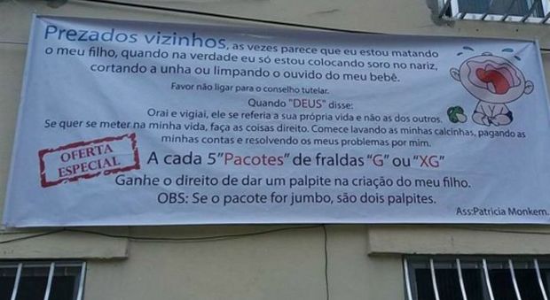 Brasile, i vicini sono invadenti, mamma appende striscione: «Volete occuparvi nella mia vita? Ecco cosa fare»