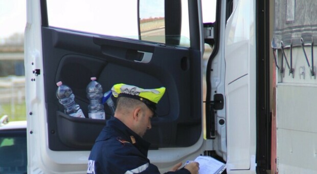 Camionista fermato dalla polizia, porge 100 euro: «Fingiamo che non è successo niente». Ecco com'è finita