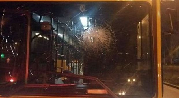 Napoli. Sassaiola contro un bus a Scampia. Sesto atto vandalico da inizio 2016