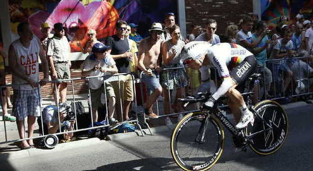 Tour, la prima maglia gialla va a Dennis, Nibali in 13 km rifila 15" a Contador