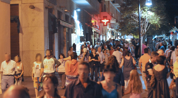 Corso Centocelle affollato il 4 luglio: il primo agosto, primo giorno dei saldi, altra notte bianca (Foto Giobbi)