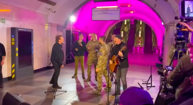 Gli U2 a sorpresa in Ucraina: il video dell'esibizione nella metropolitana di Kiev di Bono e The Edge