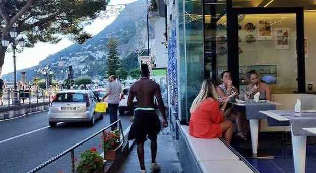 Le vacanze di Super Mario Balotelli: a spasso per Amalfi a torso nudo