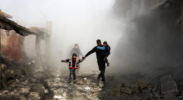 Gli effetti dei raid aerei condotti da lunedì dal regime siriano sulla roccaforte ribelle della Ghouta orientale