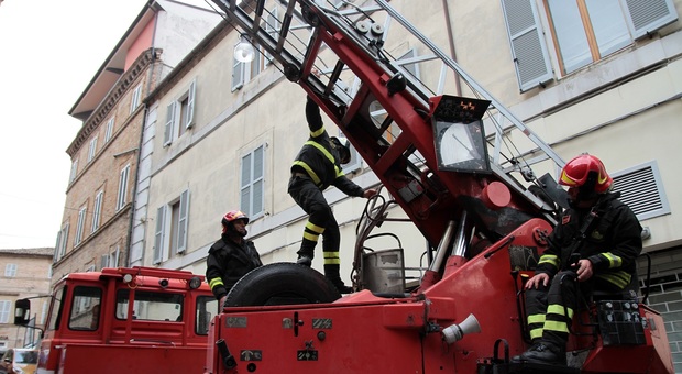 Servigliano, salva un gattino e resta bloccata sul tetto: arrivano i pompieri
