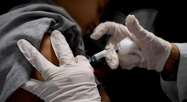 Vaccini, è scontro nel M5S: rivolta dei medici