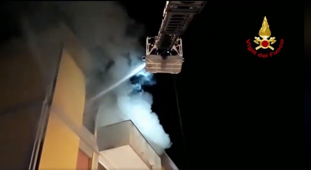 Porto Torres, incendio in un palazzo: morto un 25enne, intossicata la madre