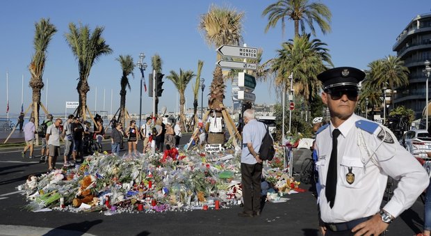Francia, l'incubo del terrorismo fai da te: Hollande proroga lo stato d'emergenza