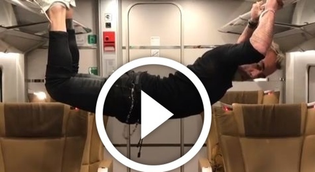 Gianluca Vacchi 'maleducato' sul treno: ecco cosa fa durante l'ennesimo balletto -Guarda
