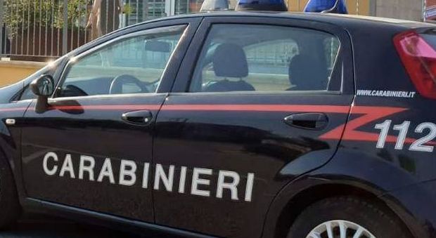 Truffatore intrappolato dalle vittime: carabinieri lo arrestano in diretta tv