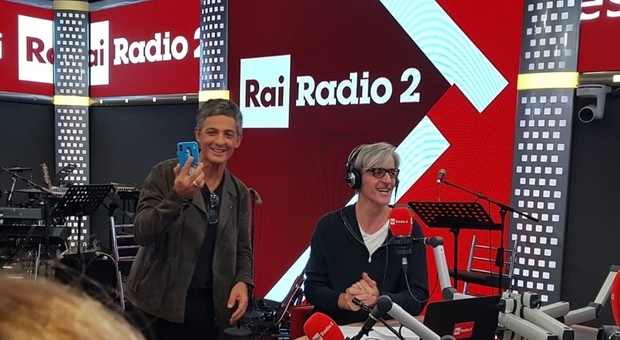 Fiorello lancia Raiplay irrompendo con i giornalisti nelle dirette di Radio2