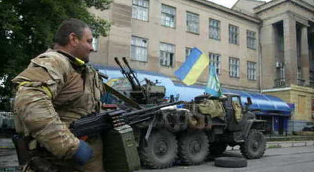 Ucraina, Cinque soldati di Kiev uccisi. Militari catturati insultati dalla folla