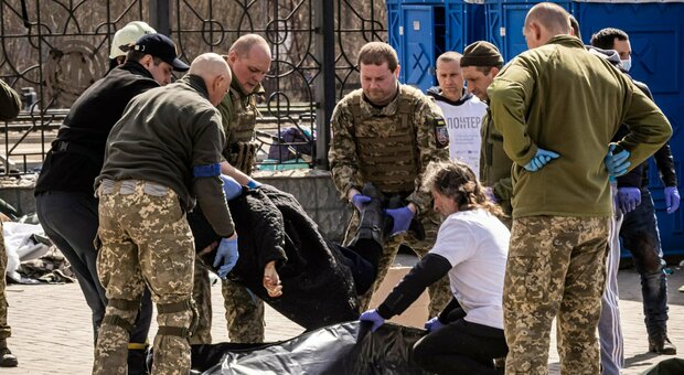 Kramatorsk, strage alla stazione: bombe sui civili Almeno 50 morti, tra cui 10 bambini. Biden: atroce