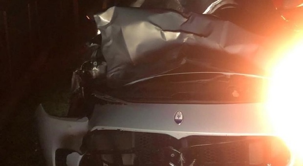 Incidente a Crocetta del Montello. Investe un cervo con la Maserati, auto distrutta: «Danni per 30mila euro»