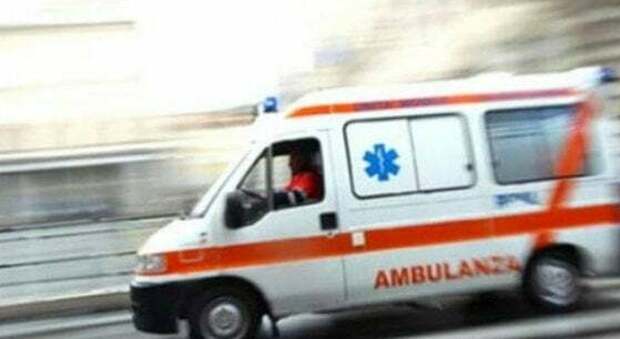 Operaio di 70 anni muore nel modenese: Romano è caduto dal tetto che stava controllando