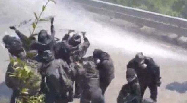 No Tav, di nuovo tensione e scontri in val Susa: la polizia spara lacrimogeni