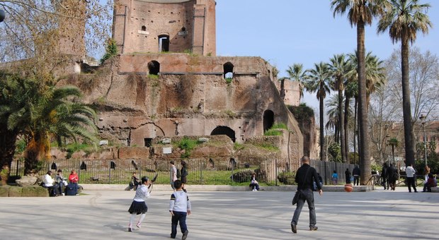 Roma, aggredisce fotoreporter a piazza Vittorio: arrestato clochard