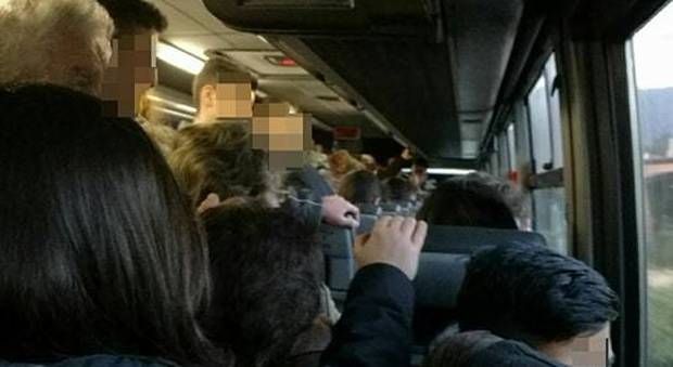 Sul bus come sardine e a scuola già stanchi: gli studenti chiedono più corse Fondi-Terracina