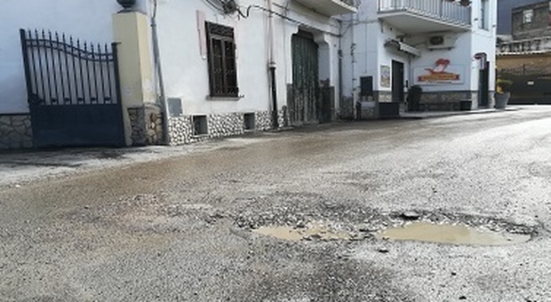 Angri, perdita idrica in via Satriano, riparazione ko: automobilisti a rischio