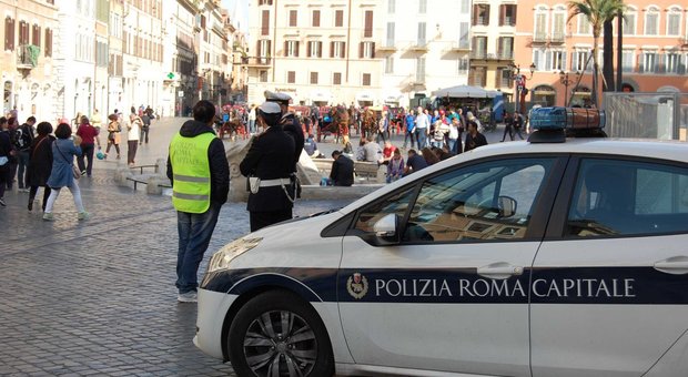 Roma, lotta ai venditori abusivi in Centro: 400 sequestri e multe per 100 mila euro