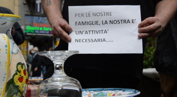 Napoli, ristoranti senza spazi esterni: tavole imbandite in piazza per protesta