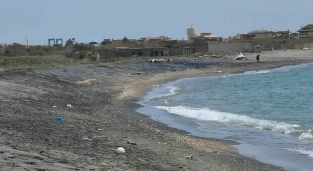 Cadavere di una donna trovato in spiaggia sul litorale romano: è una quarantenne, mistero a Passoscuro