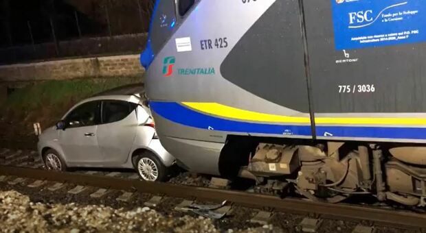 Roma, auto resta incastrata sui binari: ragazza travolta dal treno si salva per miracolo