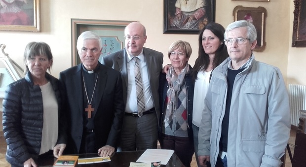 Il vescovo Giovanni D'Ercole con i membri di "AscolTiAmo"
