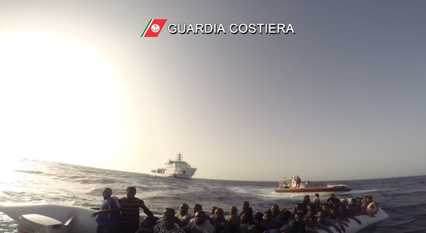 Telefona e insulta la Guardia costiera per l'aiuto ai migranti a Lampedusa