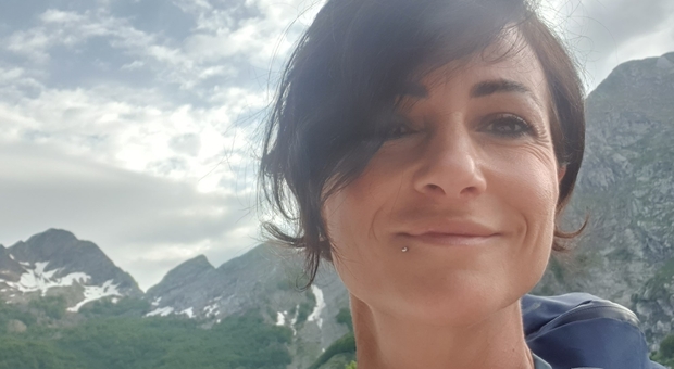 Cade in un canalone durante un'escursione e muore: Chiara aveva 46 anni