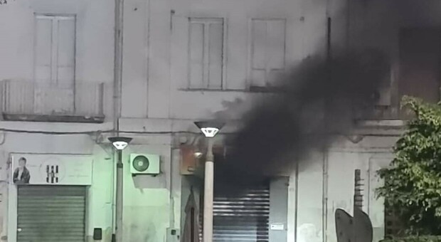 Rivendita di kebab distrutta dalle fiamme in pieno centro a Battipaglia