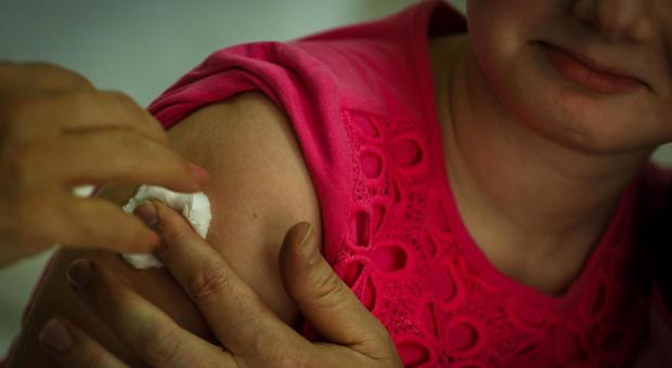 Vaccini, basterà l'autocertificazione per entrare in classe a settembre