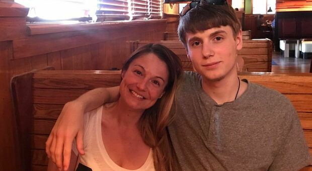 L'ultimo post di Kelly, suicida a 42 anni dopo la morte del figlio e una storia di abusi: «Il mio cervello si è rotto»
