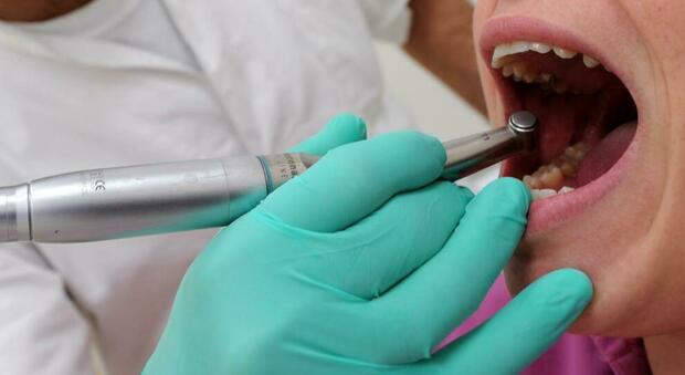 Non palpeggiò la paziente: dentista assolto. Ragazza e genitori dovranno pagare 27mila euro di risarcimento