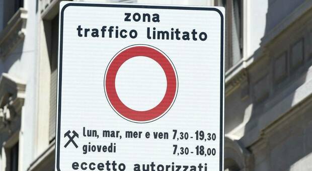 Modifica la targa dell'auto per entrare in Ztl, furbetto smascherato: ha preso multe per 16mila euro