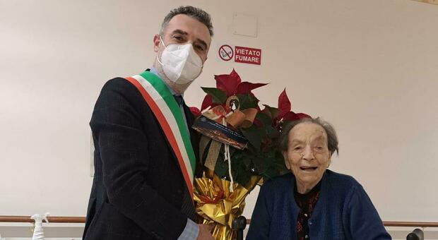 Maria Mochi, la nonnina delle Marche, festeggia 110 anni e scherza: «Pare che ora si viva più a lungo»