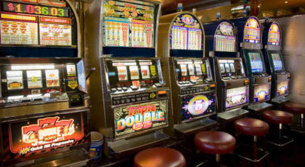 Blitz notturno al bar: svuotate le casse di cinque slot machine