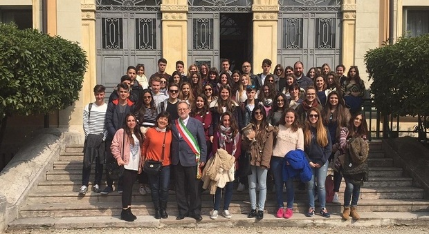 Gli studenti spagnoli fuori dal municipio con il sindaco Giovanni Casarotto