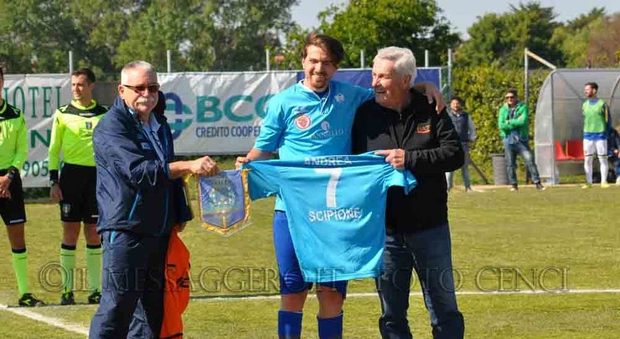 Andrea Scipone regala la sua maglia al presidente del Cedial Diego Montioni