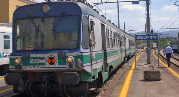 Benevento, pendolari prigionieri nel treno per cinque ore