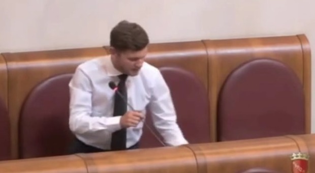 Il cellulare del consigliere M5S squilla durante l'intervento in Aula, lui si interrompe: «Passo, non riesco a spegnerlo»