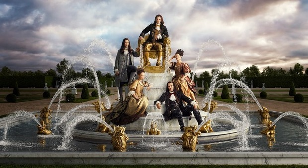Parte il 9 ottobre su La7 la serie tv Versailles, in cui si raccontano gli scandali di corte, segreti, passioni, potere e intrighi dell'assolutismo francese di Luigi XIV