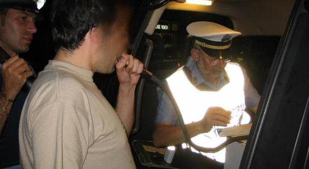 Gli agenti di polizia locale e il test dell'etilometro (archivio)