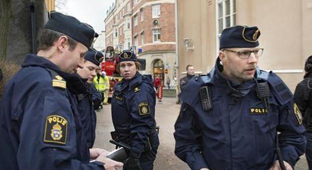 Svezia controcorrente: uffici e ristoranti aperti, mezzi pubblici restano pieni